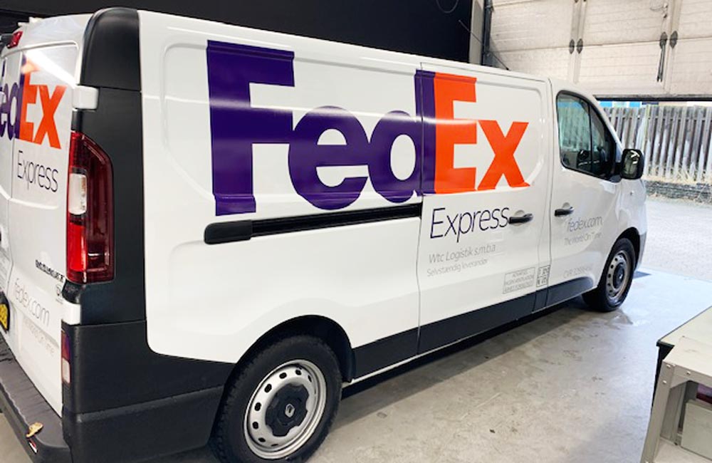 Bilreklame til FedEx biler i samarbejde med Glimma - Nonbye a/s