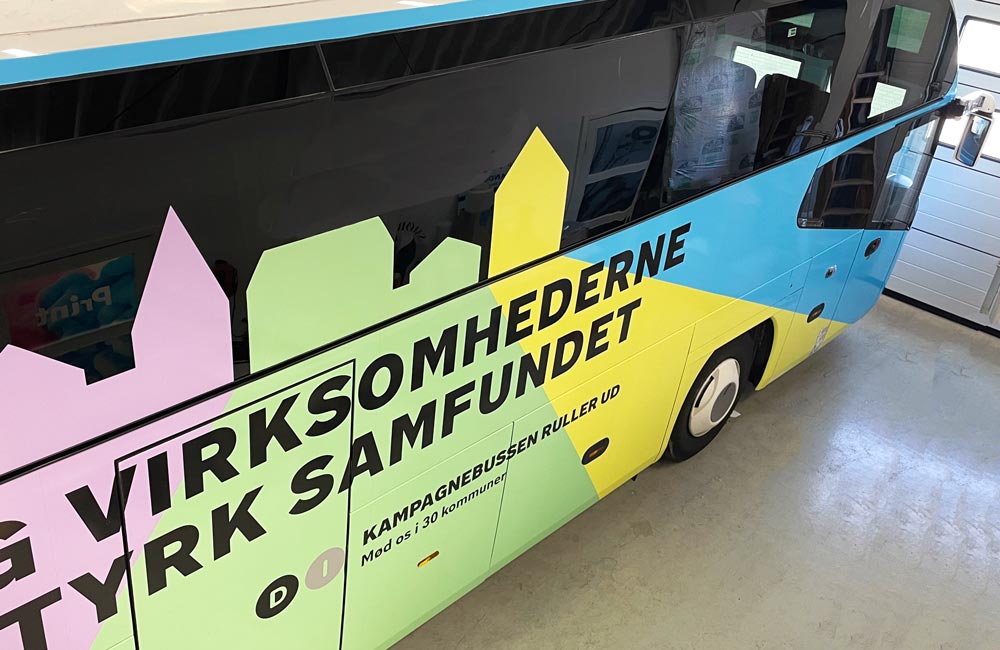 Foliedekoration på bus til Dansk Indutri - Nonbye a/s